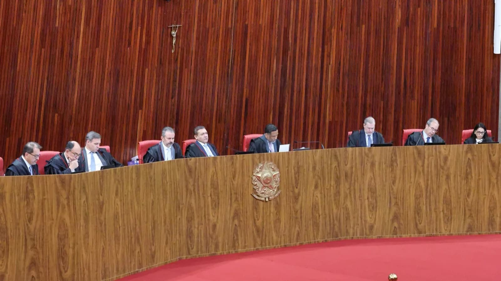 Ministros do TSE em sessão plenária, no plenário do tribunal em Brasília