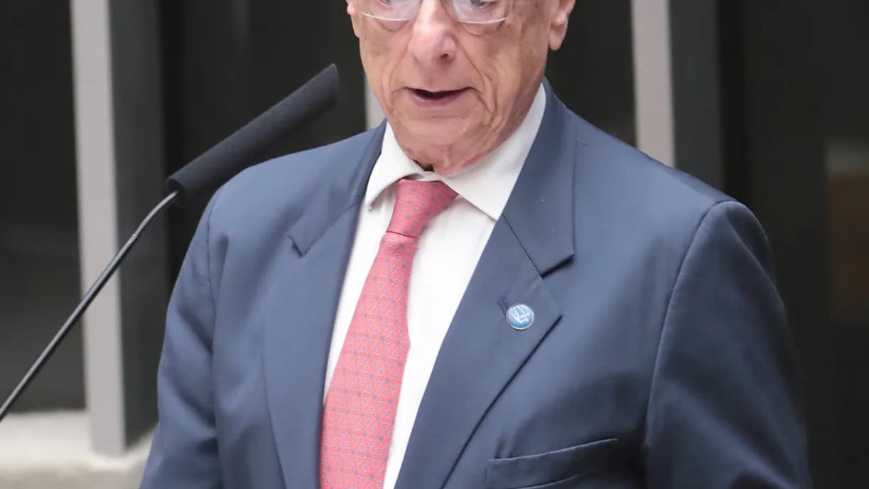 Esperidião Amin discursa em tribuna durante evento na Câmara dos Deputados, em foto de arquivo