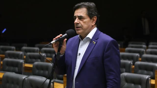 Deputado federal Domingos Sávio discursa no plenário da Câmara dos Deputados