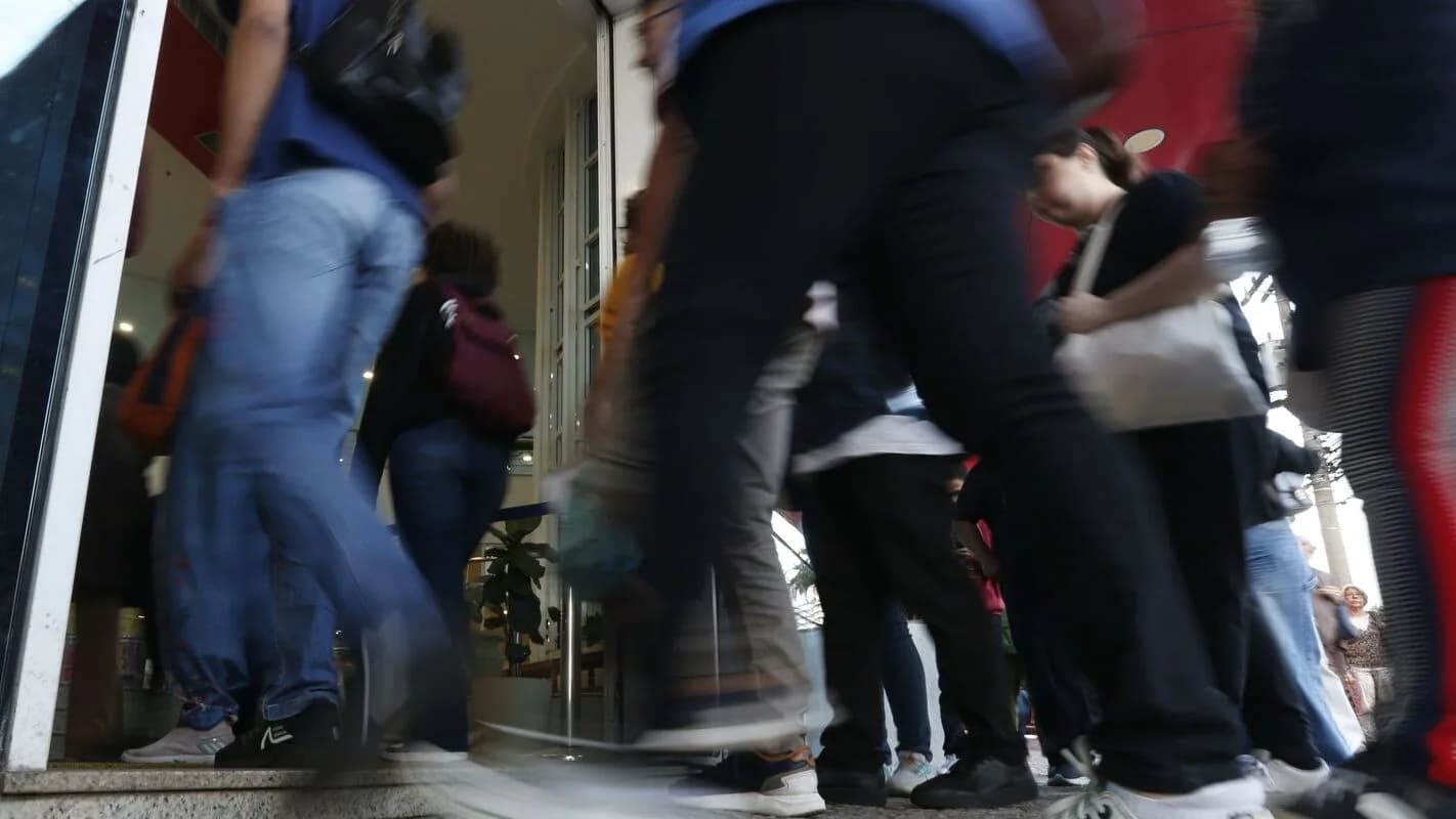 Candidatos entram em prédio para participar de etapa de concurso público (foto de arquivo)