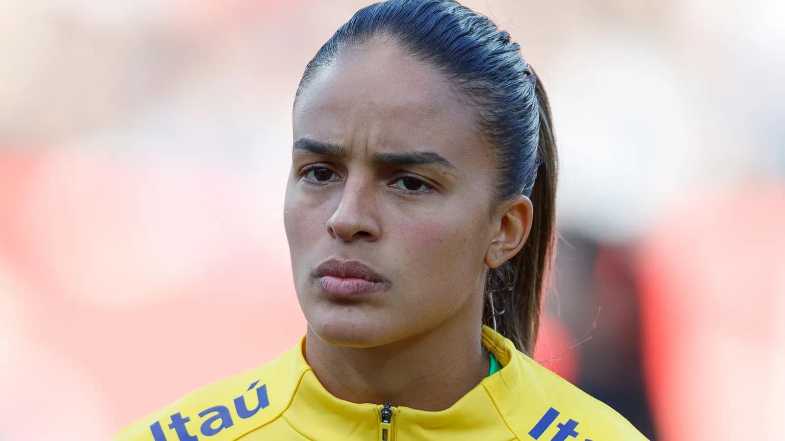Retrato da atacante Gabi Nunes durante jogo da seleção brasileira feminina contra a Alemanha, em 2023