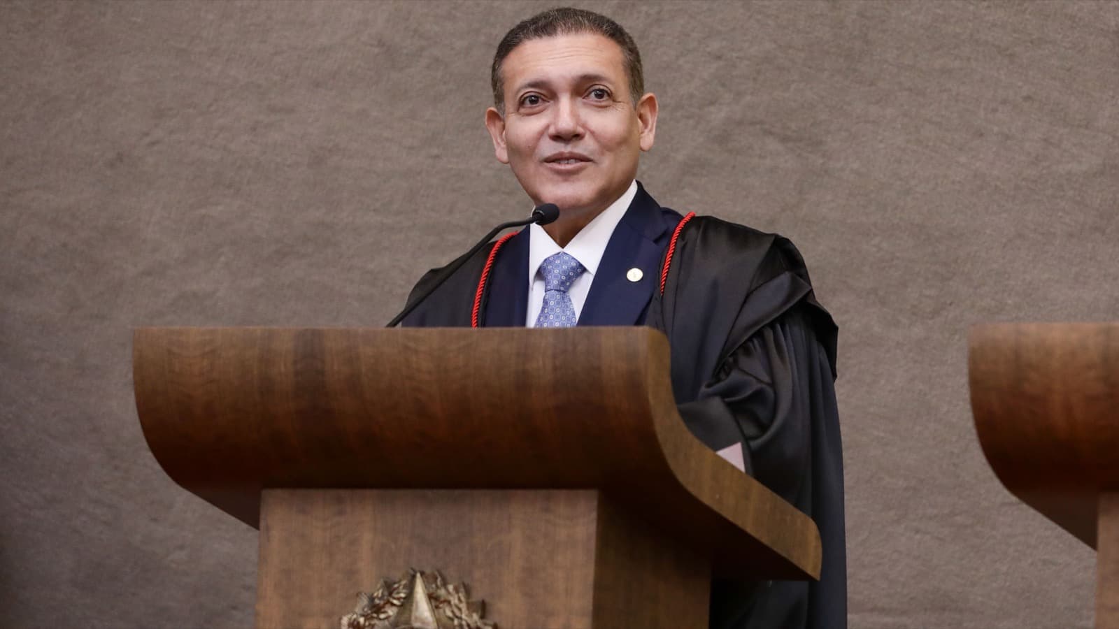 Kassio Nunes Marques, presidente do TSE, discursa em pódio durante cerimônia de posse no plenário do tribunal