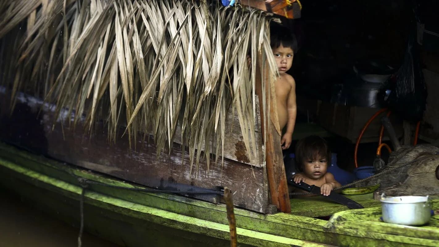 Crianças indígenas em embarcação no Vale do Javari, Amazonas