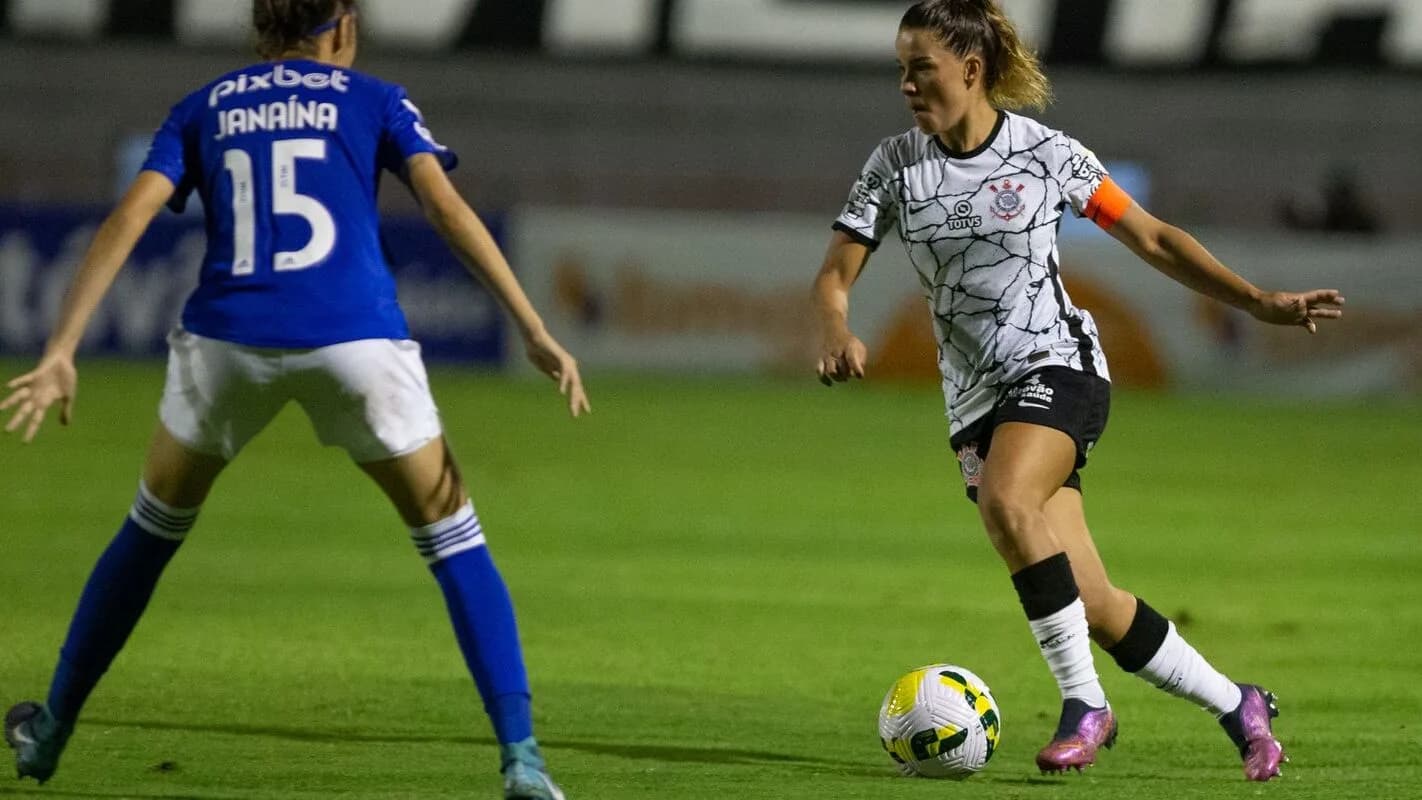 Jogadora do Corinthians conduz a bola marcada pela lateral Janaína, do Cruzeiro, em jogo de arquivo do Brasileirão Feminino