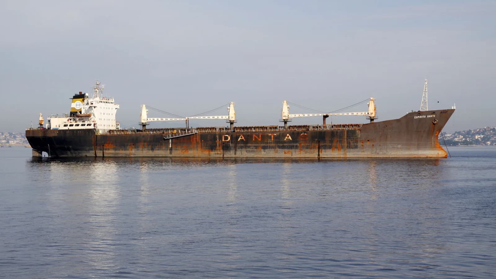 Navio graneleiro Espírito Santo ancorado em baía no Brasil, usado para transporte de granéis como soja para exportação