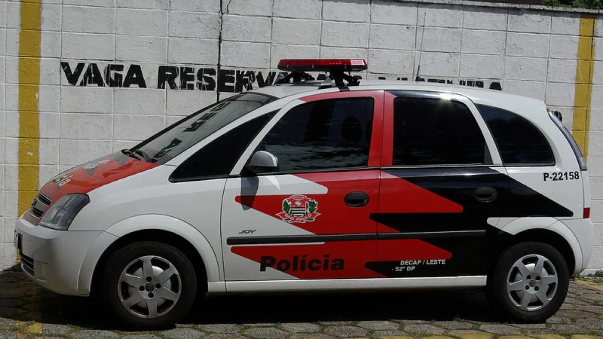 Viatura da Polícia Civil de São Paulo estacionada na rua