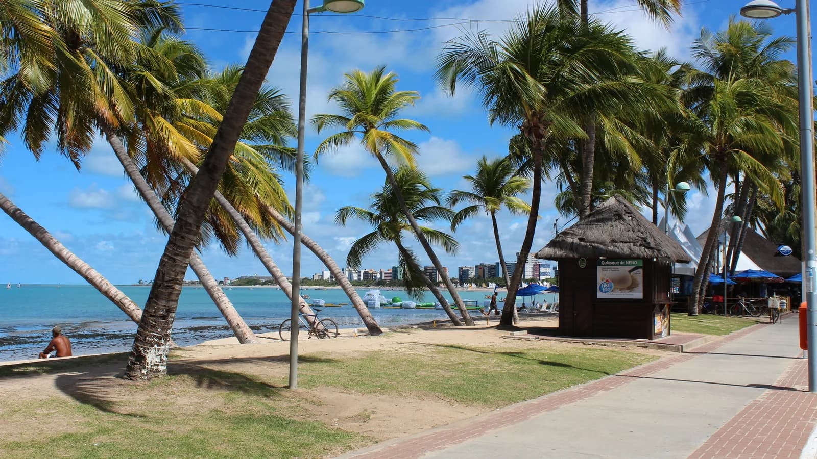 Orla da praia de Ponta Verde, em Maceió, Alagoas