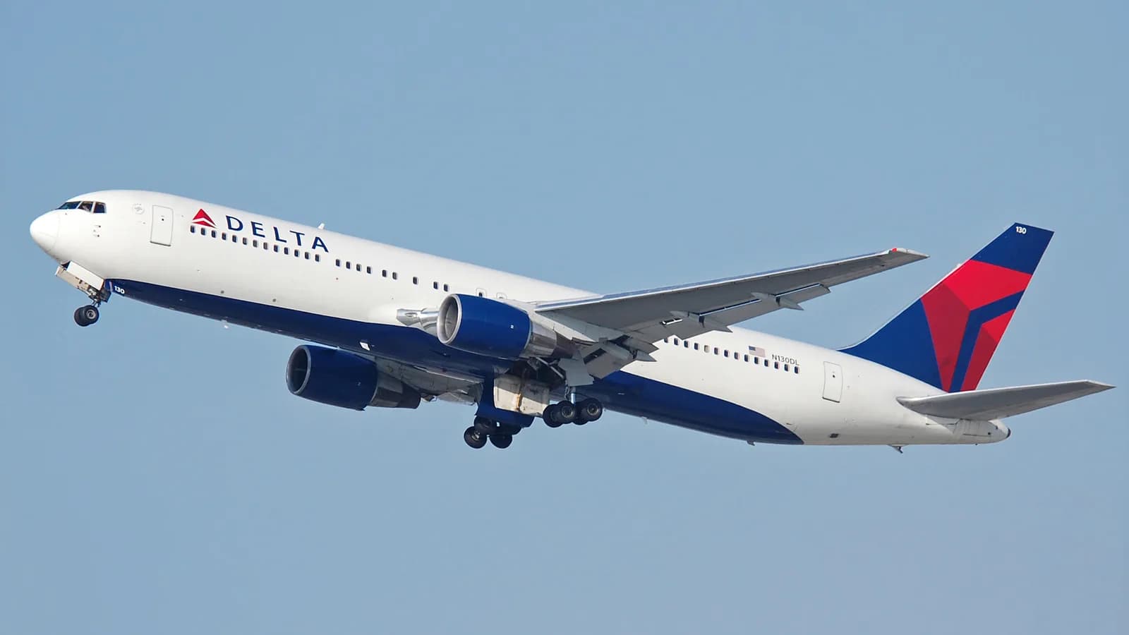 Avião da Delta Air Lines decola contra o céu azul