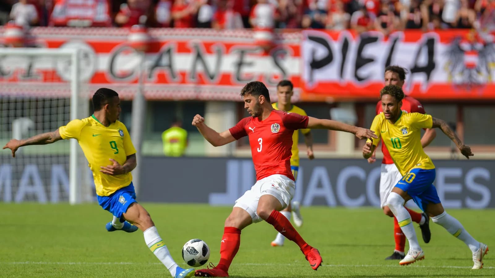 Gabriel Jesus disputa a bola com adversário em partida pela Seleção Brasileira