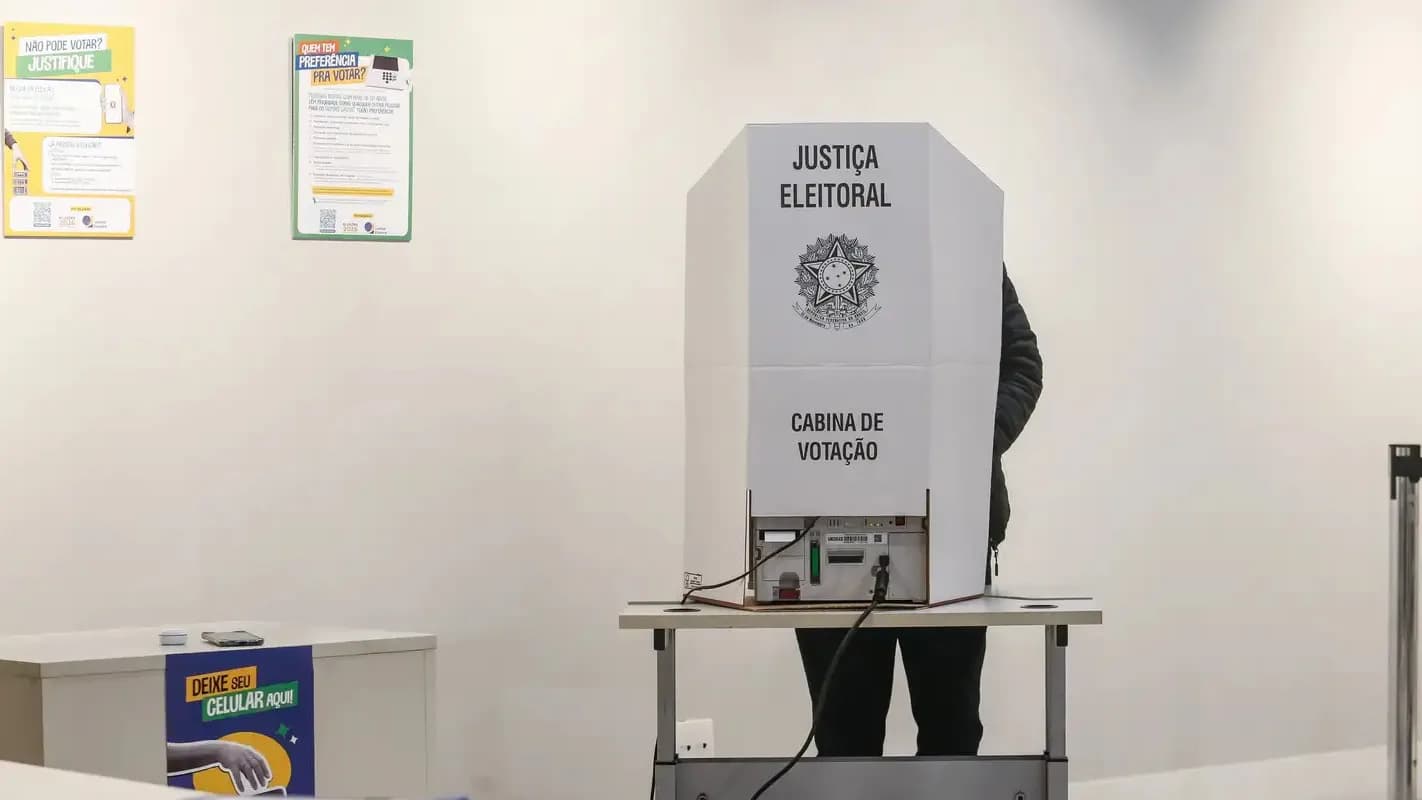 Eleitor vota em cabine da Justiça Eleitoral durante eleição