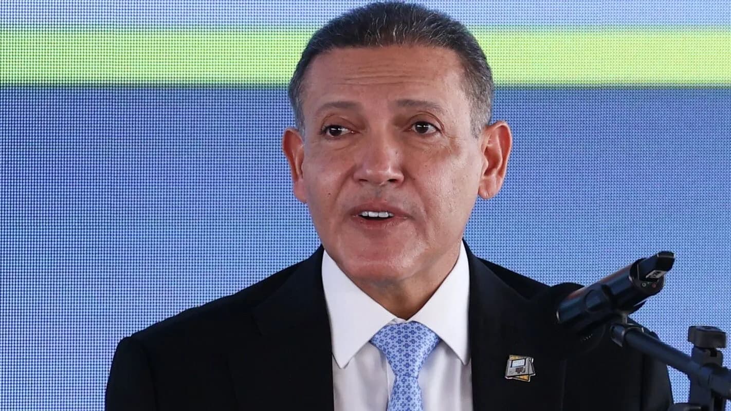O presidente do TSE, ministro Kassio Nunes Marques, discursa em frente a microfones durante evento