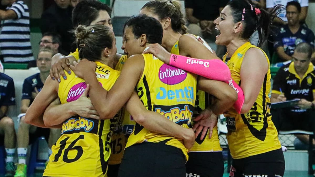 Jogadoras do Praia Clube se abraçam em comemoração durante jogo de vôlei