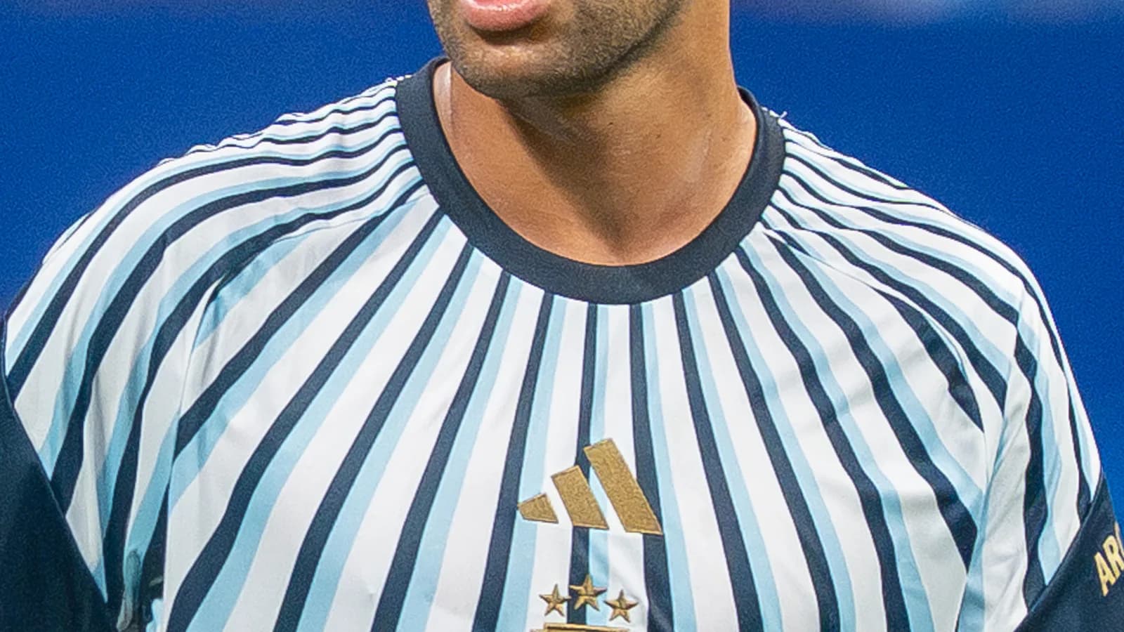 O zagueiro Cristian Cuti Romero com a camisa da seleção argentina