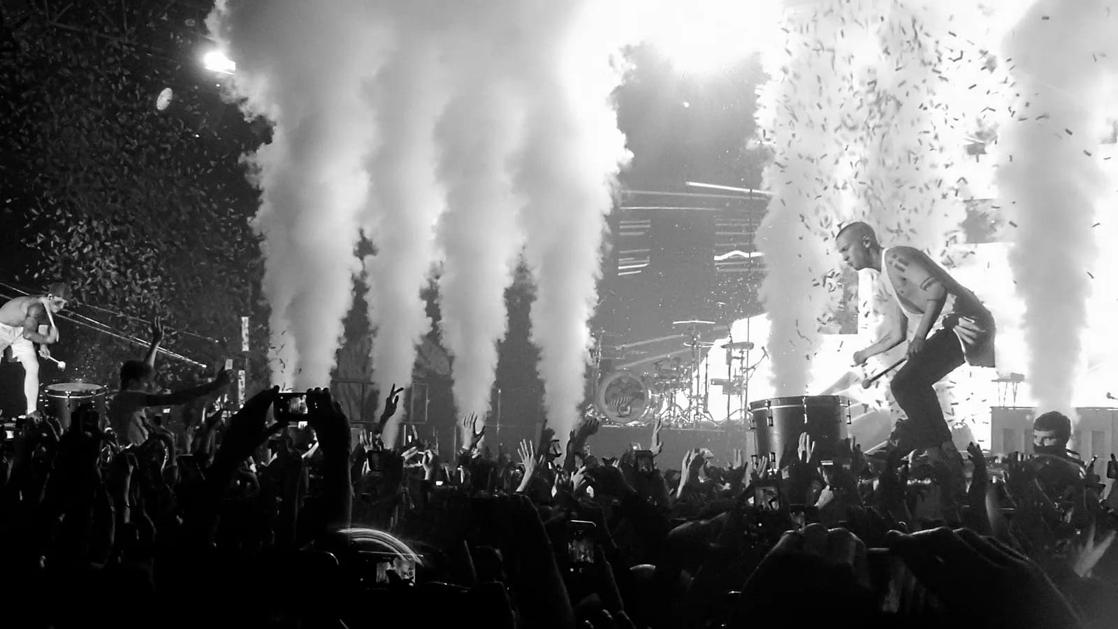 Show do Twenty One Pilots com efeitos de fumaça e confete, em foto de arquivo de 2016