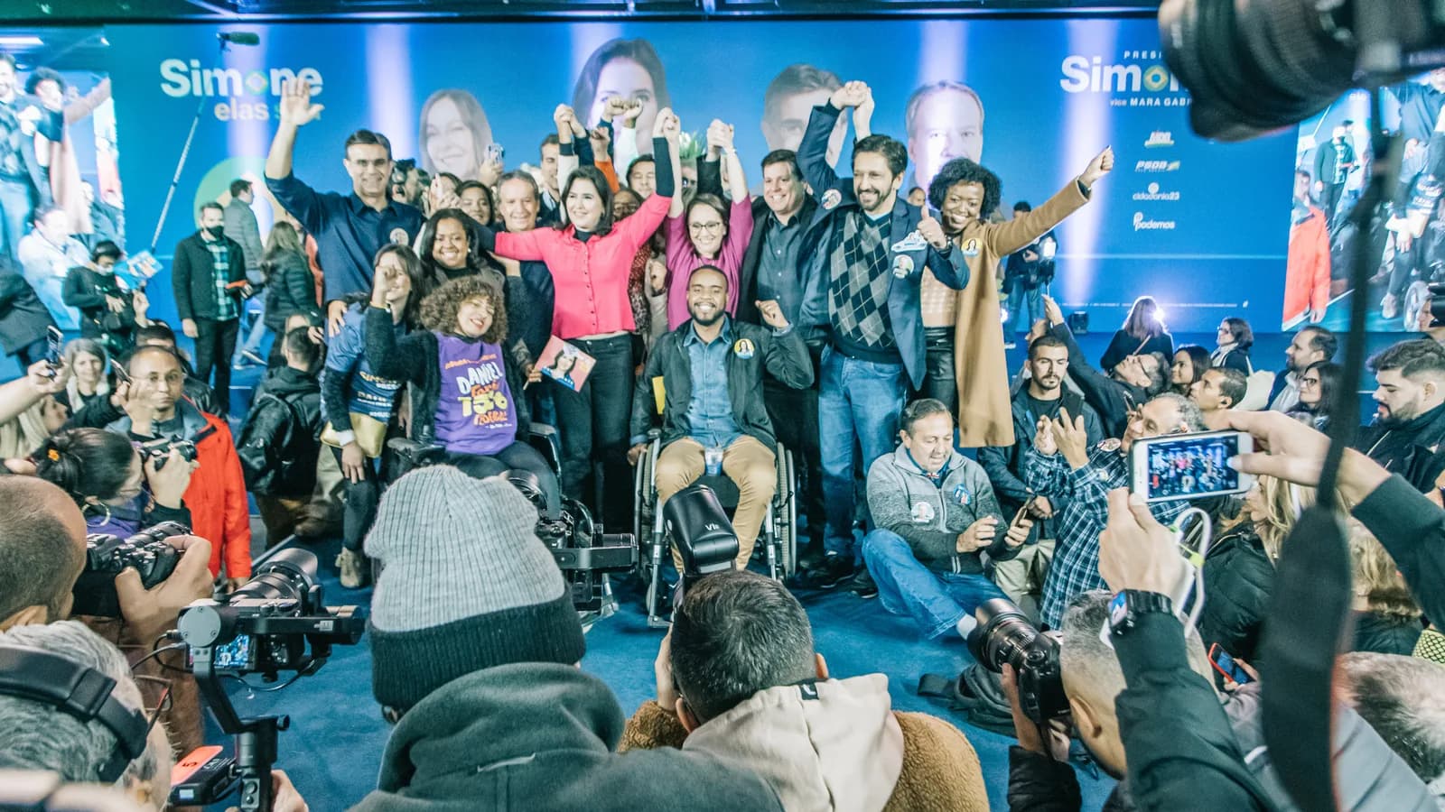 Simone Tebet posa com apoiadores em ato de campanha em São Paulo, em foto de arquivo.
