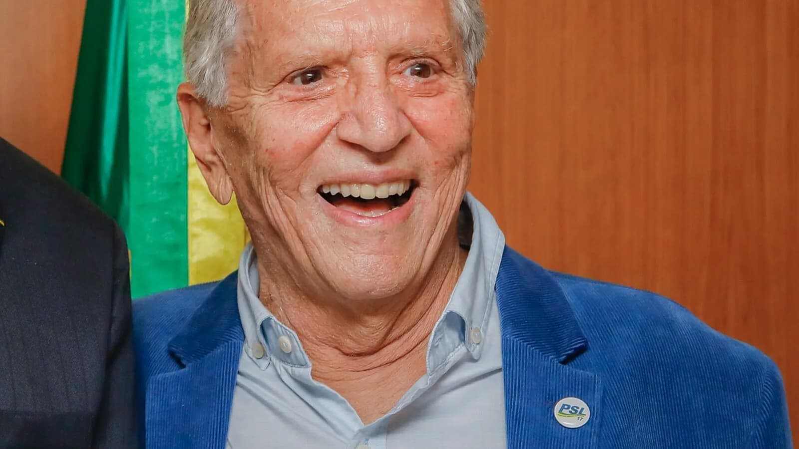 Carlos Alberto de Nóbrega sorri em retrato de 2019