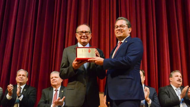 O ministro Gilmar Mendes recebe homenagem em evento institucional