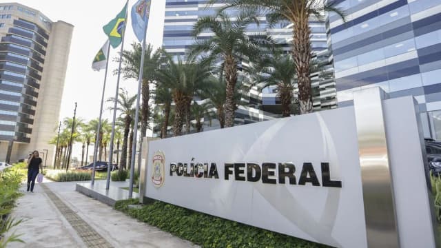 Fachada da sede da Polícia Federal, em Brasília, com bandeiras e placa da corporação