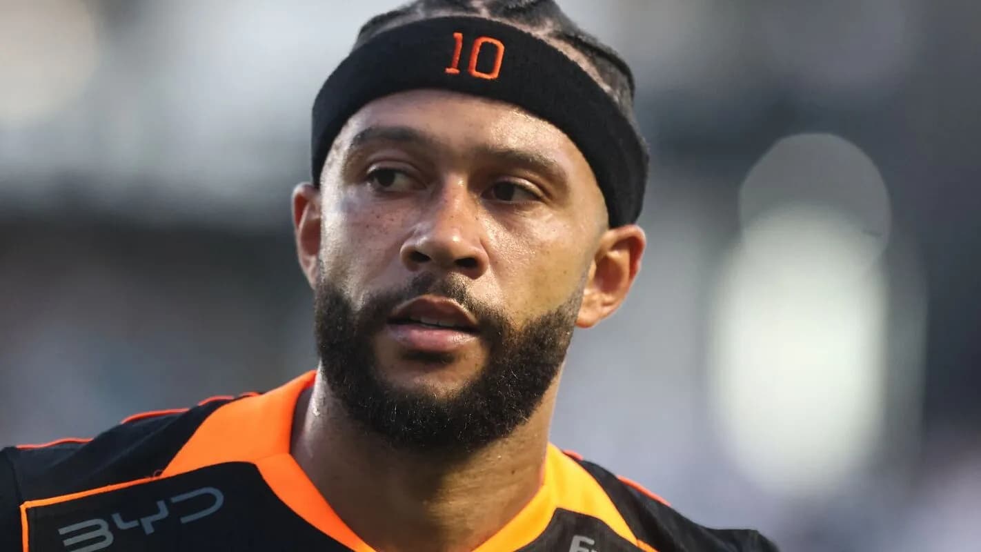 Memphis Depay em campo, de cabeça, com uniforme laranja da Seleção da Holanda (foto de arquivo)