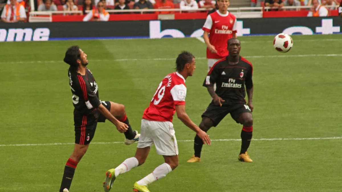 Clarence Seedorf em ação como jogador do Milan (foto de arquivo); ele é o técnico do Corinthians desde esta semana