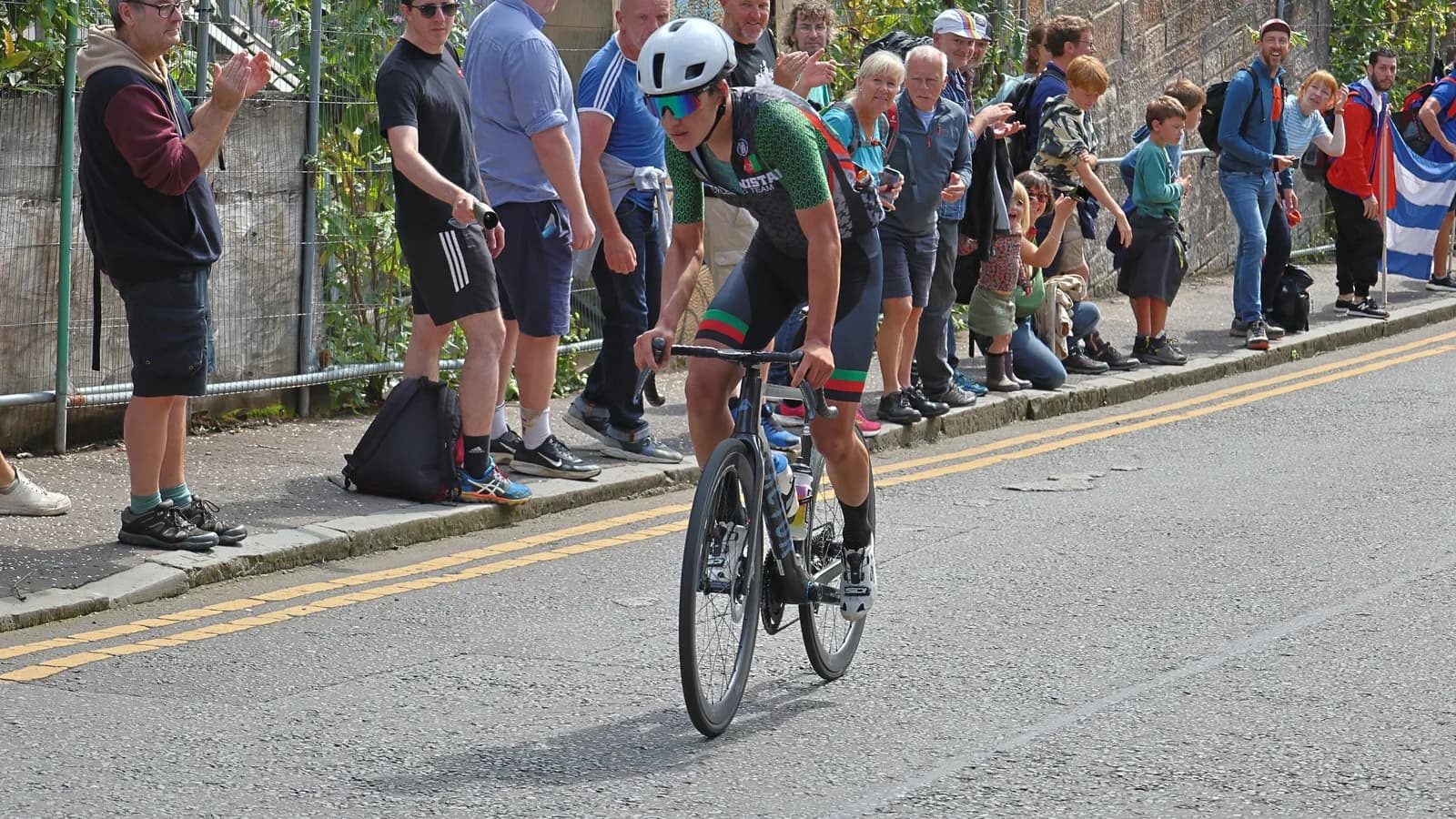 Fariba Hashimi compete em prova de ciclismo de estrada em foto de arquivo