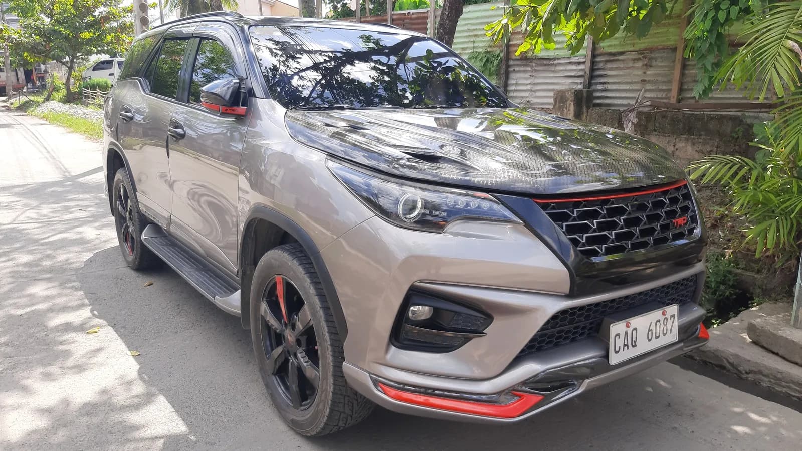 Toyota SW4 (Fortuner) estacionada, vista frontal