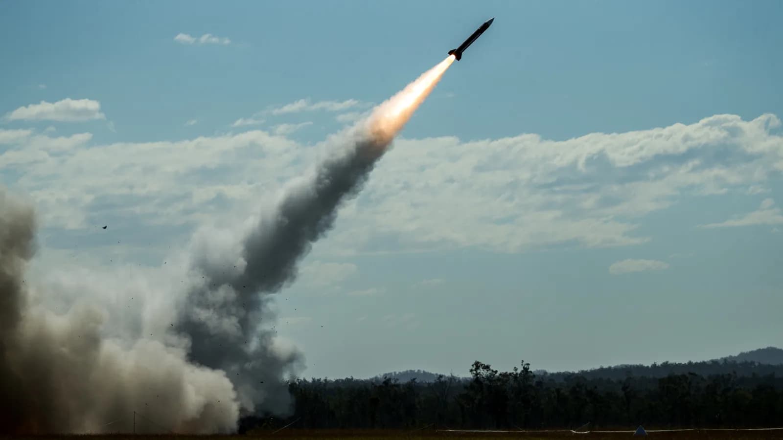 Míssil interceptador Patriot é lançado ao céu durante exercício militar