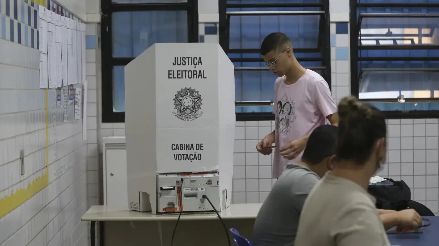 Eleitor vota em cabine da Justiça Eleitoral, foto de contexto do processo eleitoral brasileiro