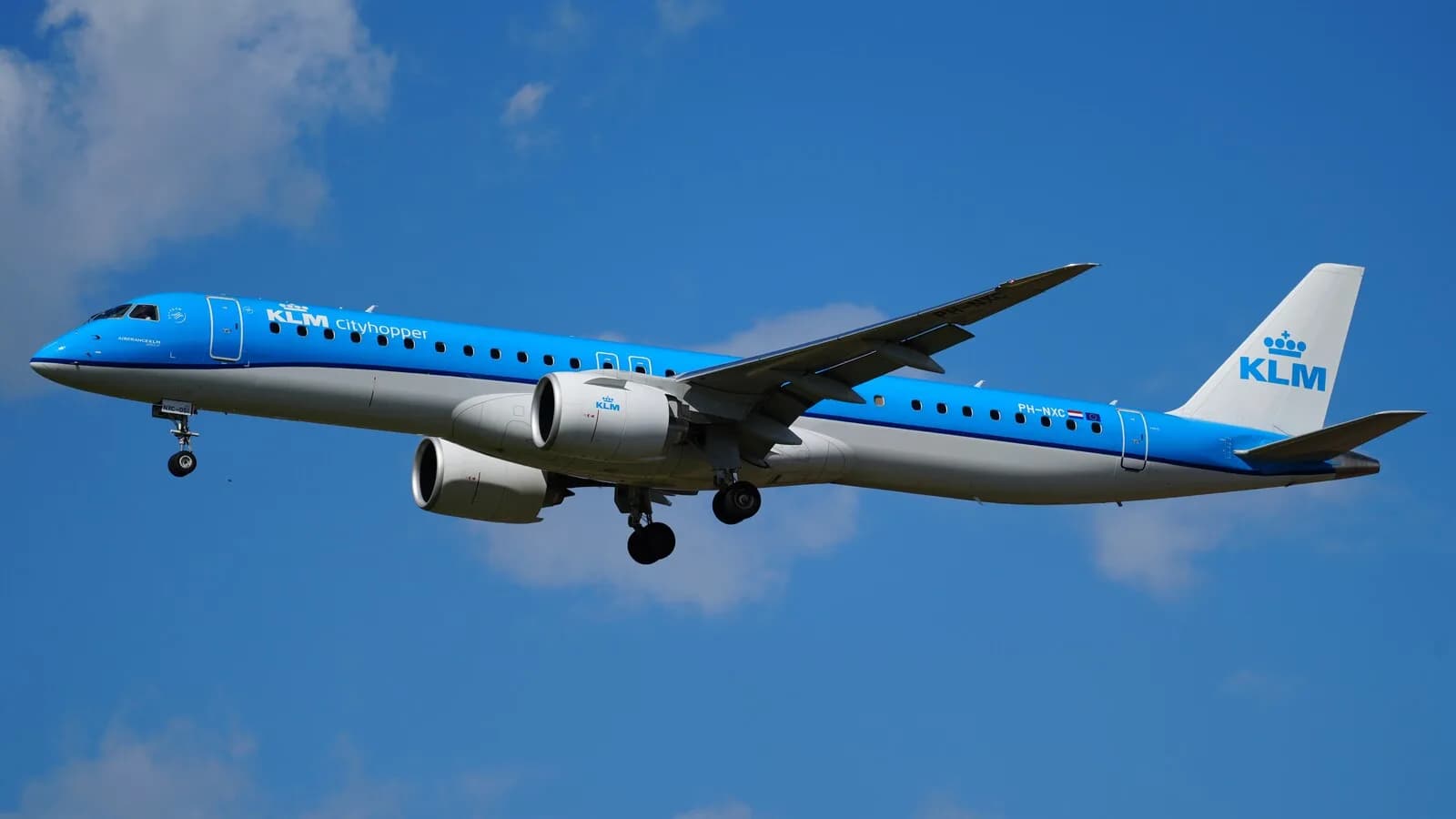 Avião Embraer E195-E2 da KLM Cityhopper voando com céu azul ao fundo