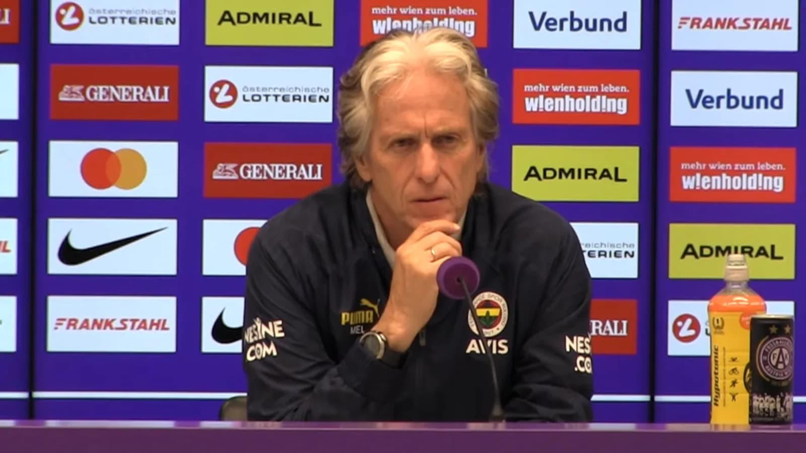 Jorge Jesus em entrevista coletiva, com mão no queixo