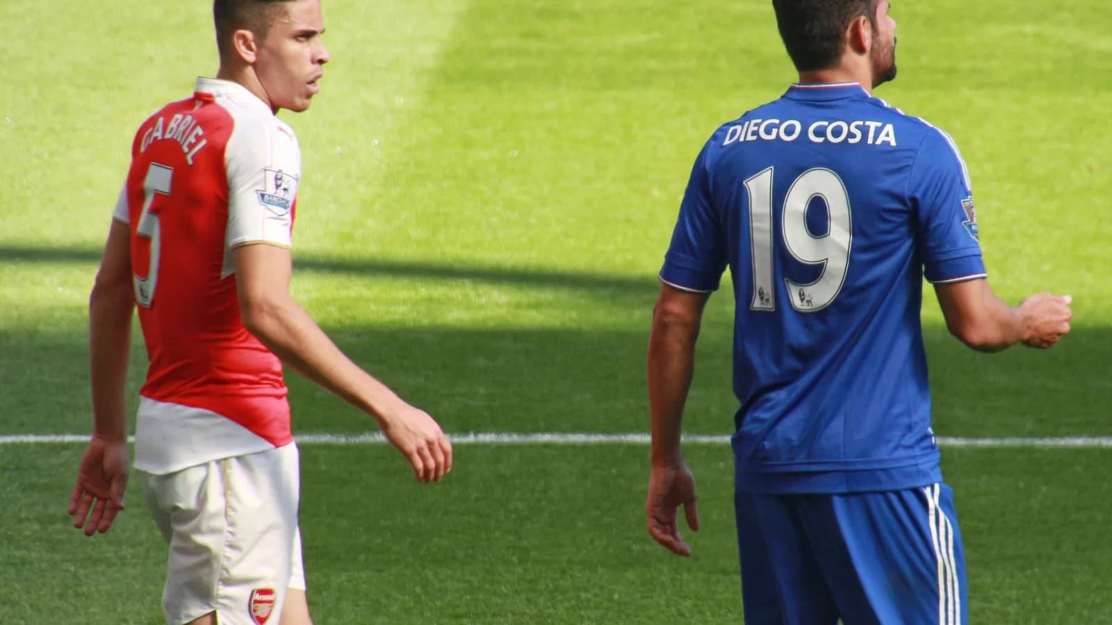 Gabriel Paulista, zagueiro, em campo com a camisa número 5