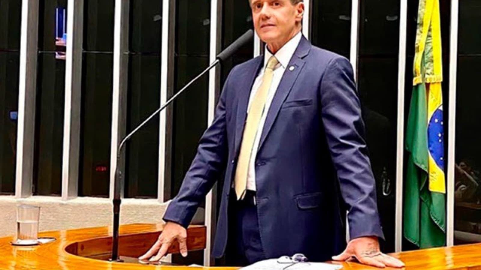 Deputado Aluísio Mendes discursa na tribuna do plenário da Câmara dos Deputados, com a bandeira do Brasil ao fundo