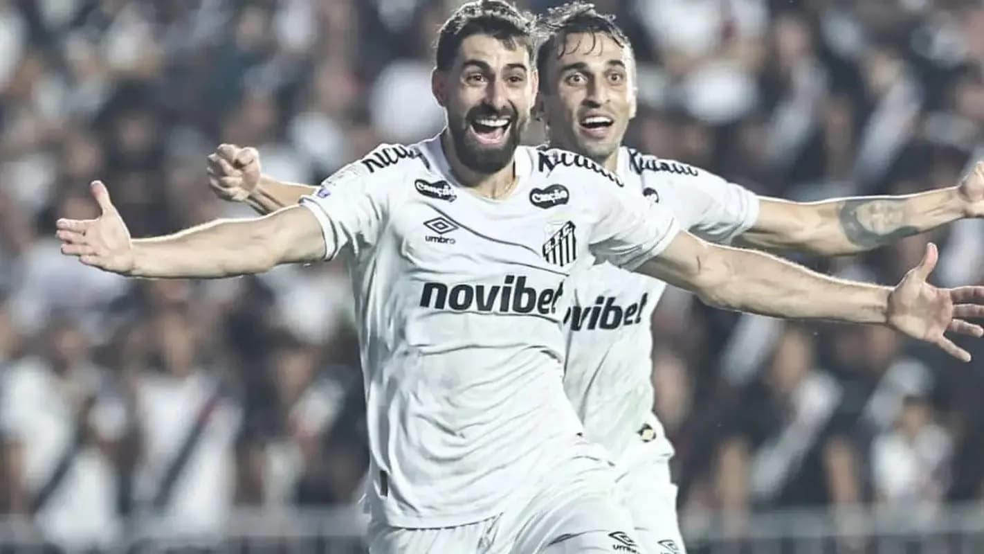 Jogadores do Santos comemoram gol em jogo do Brasileirão