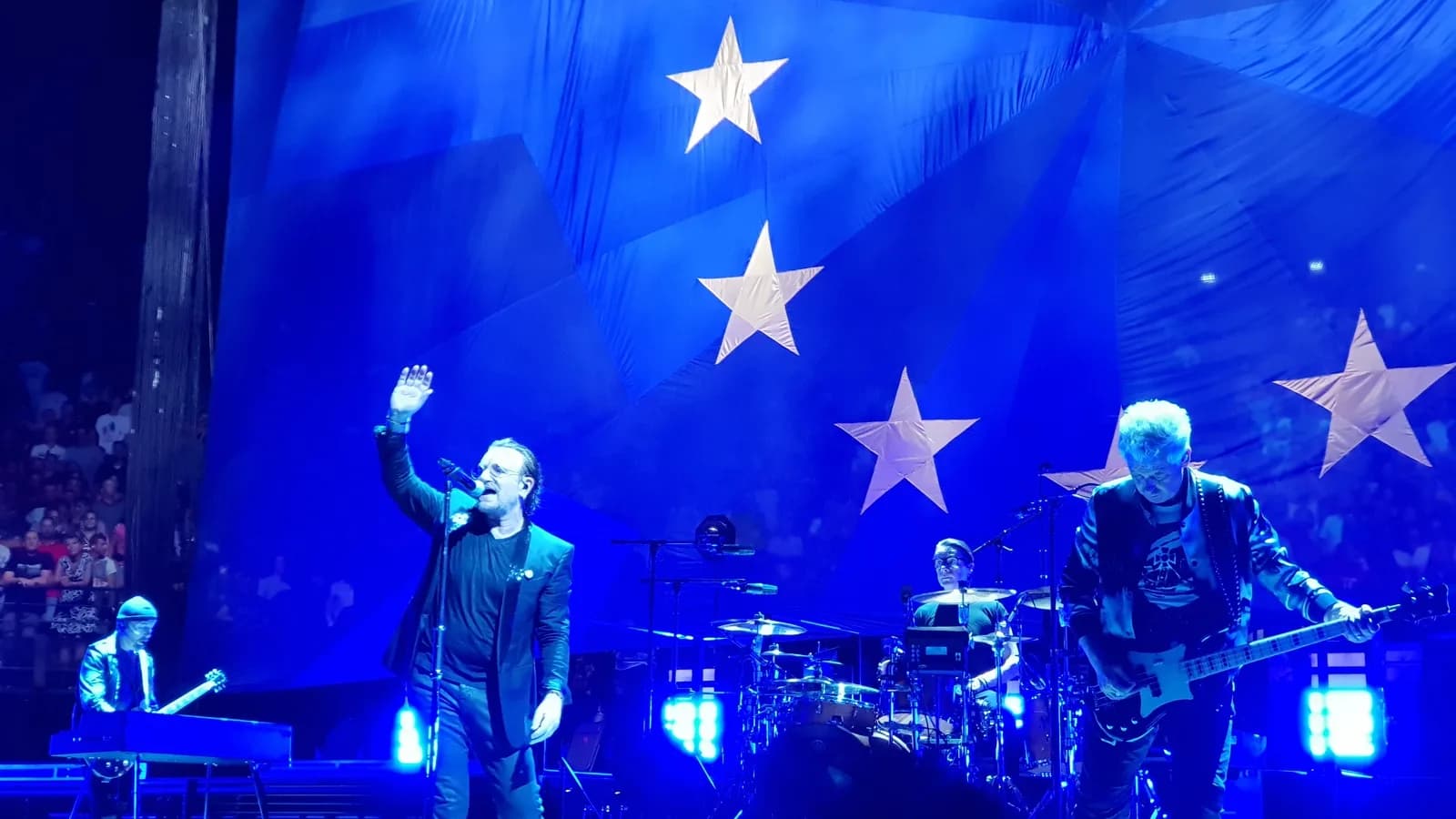 A banda U2 se apresenta no palco durante turnê em Paris, em foto de arquivo