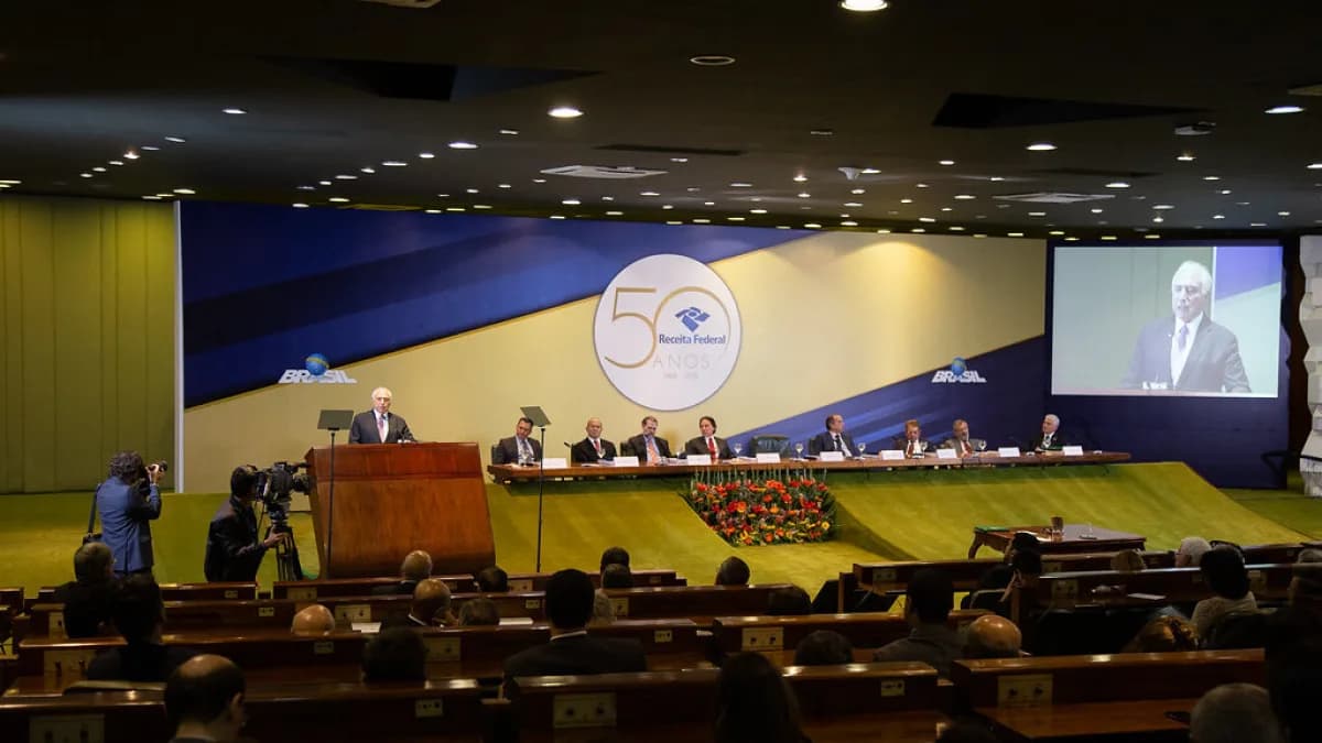 Cerimônia dos 50 anos da Receita Federal, com autoridades e plateia (foto de arquivo institucional)
