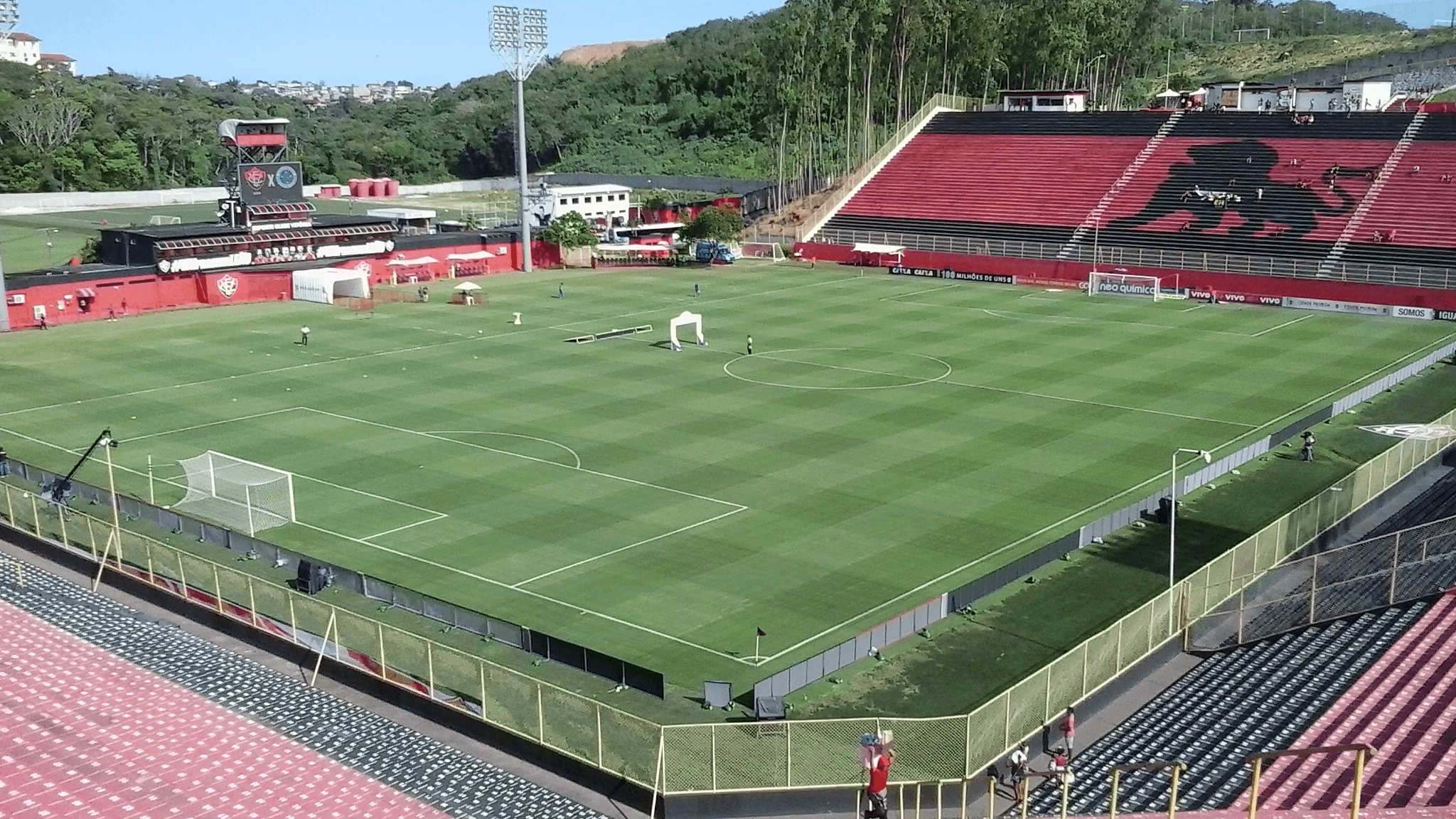 Vista aérea do gramado e das arquibancadas do Estádio Barradão, do Esporte Clube Vitória, em Salvador