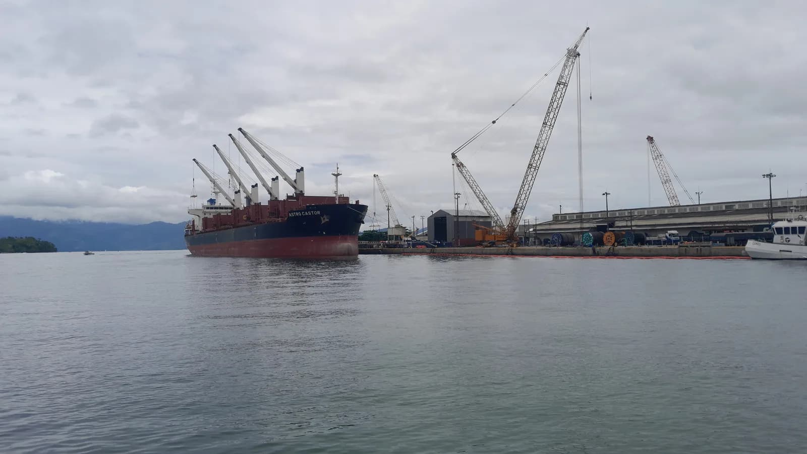 Navio graneleiro carregado em porto, usado para transporte de grãos de exportação
