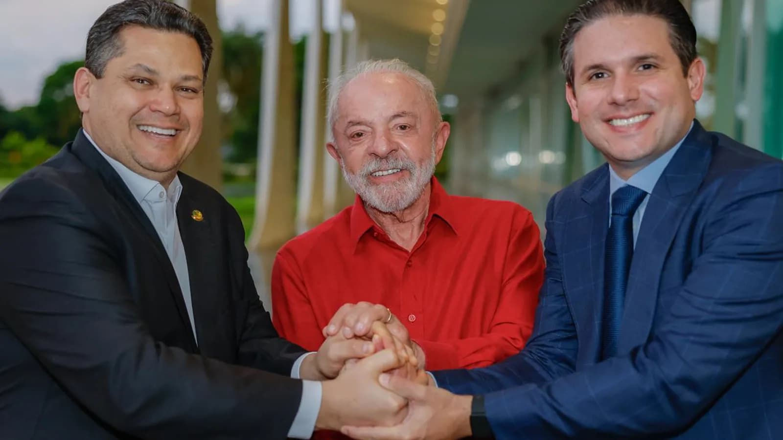 Lula, Davi Alcolumbre e Hugo Motta de mãos dadas em reunião no Palácio do Planalto