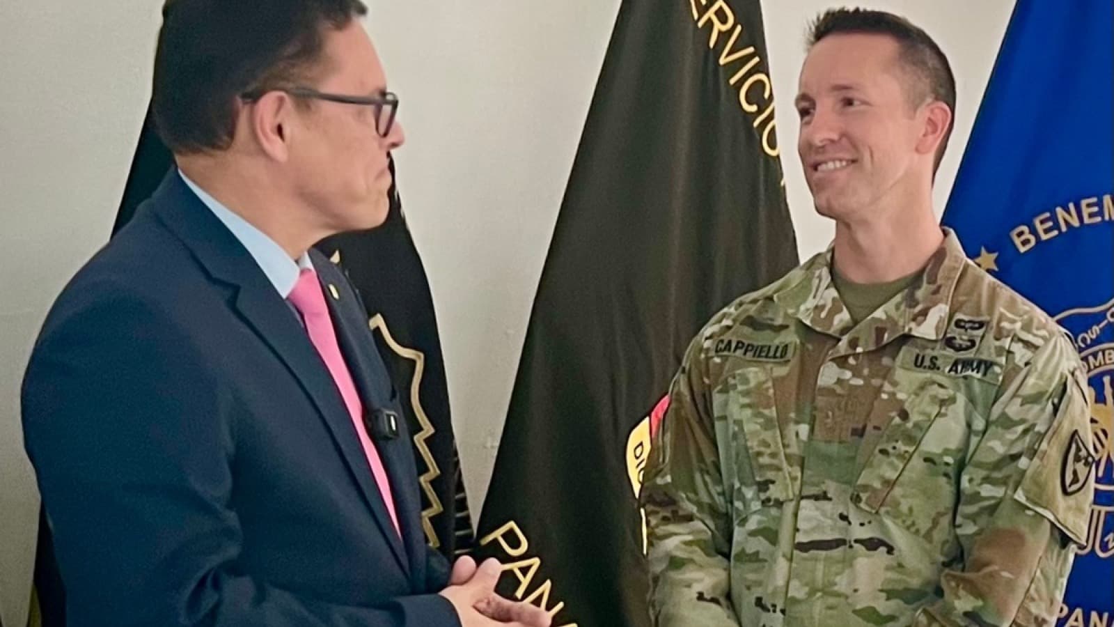 Oficial do Exército dos Estados Unidos conversa com autoridade civil panamenha diante de bandeiras institucionais do Panamá, em foto de arquivo sobre a cooperação militar EUA-Panamá na região dos exercícios