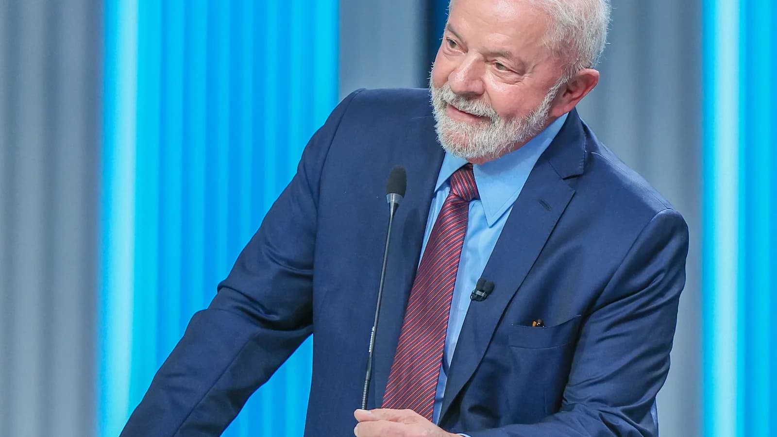 Lula discursa ao microfone durante debate presidencial da TV Globo em 2022
