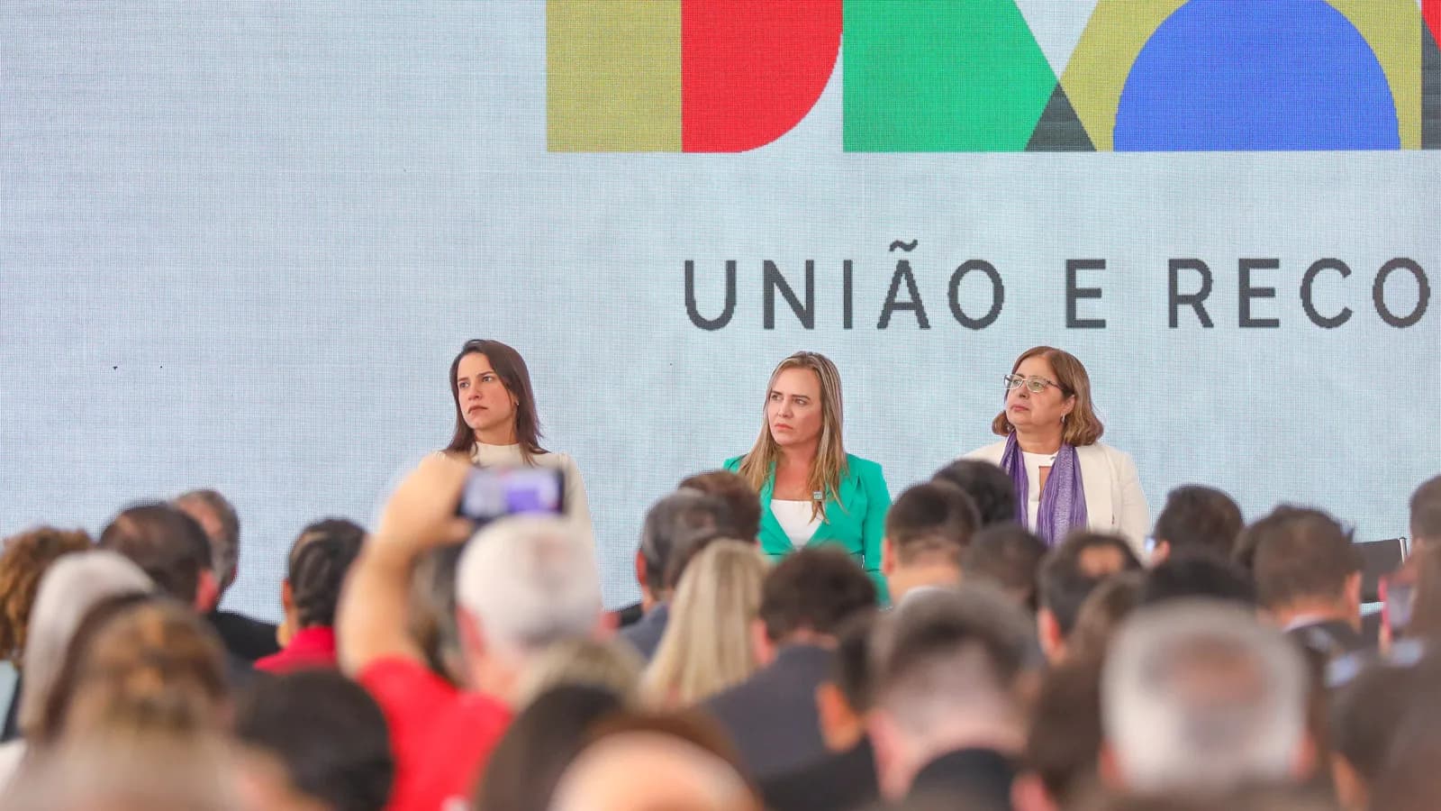 Celina Leão fala em evento oficial ao lado de outras autoridades no Palácio do Buriti