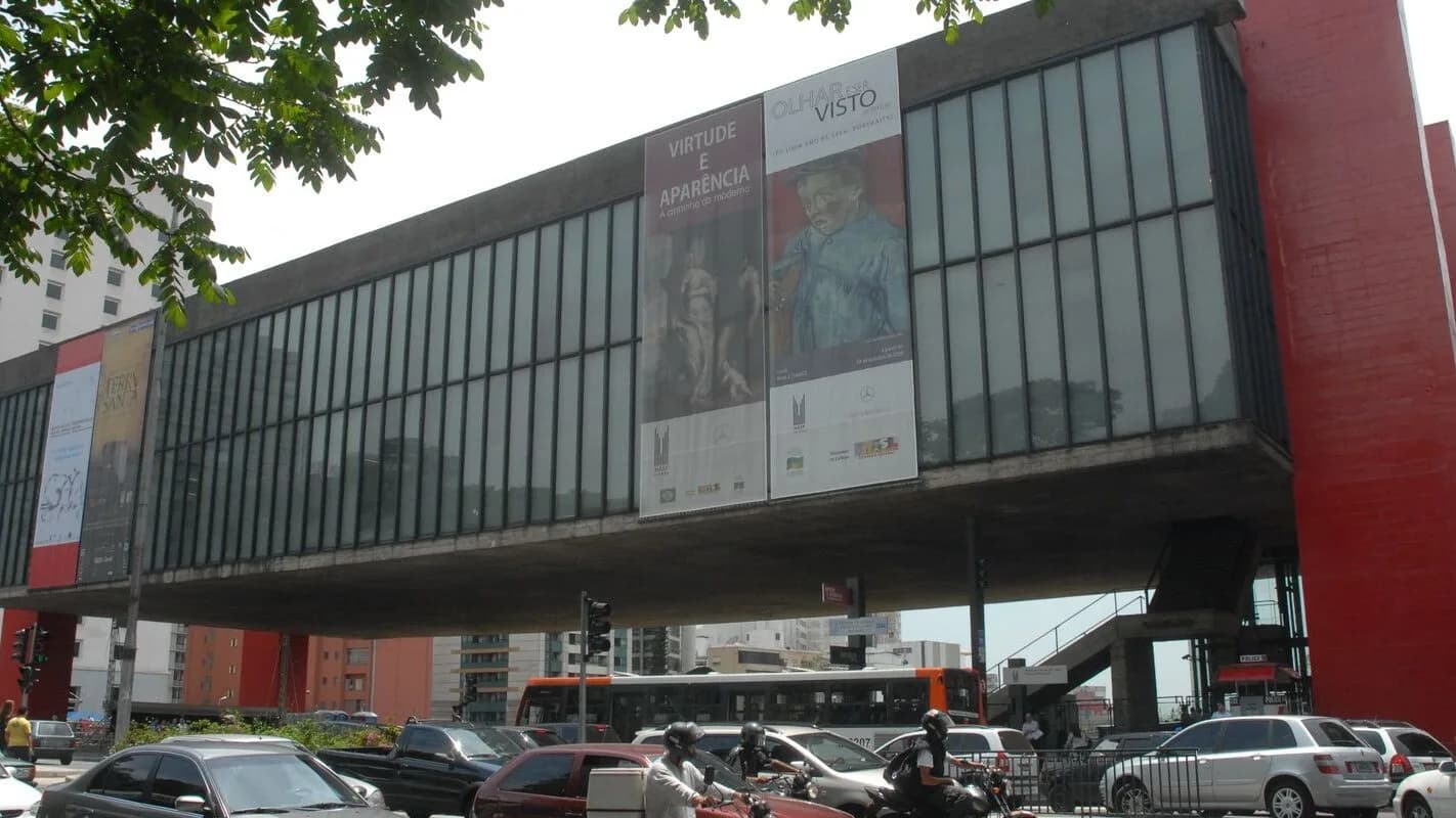 Fachada do Sesc Pompeia, em São Paulo, com faixa de exposição sobre Lina Bo Bardi