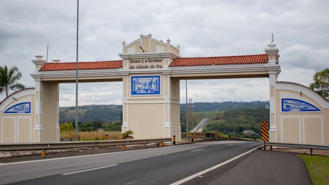 Pórtico de entrada da cidade de Itu (SP) pela rodovia SP-300, foto de arquivo