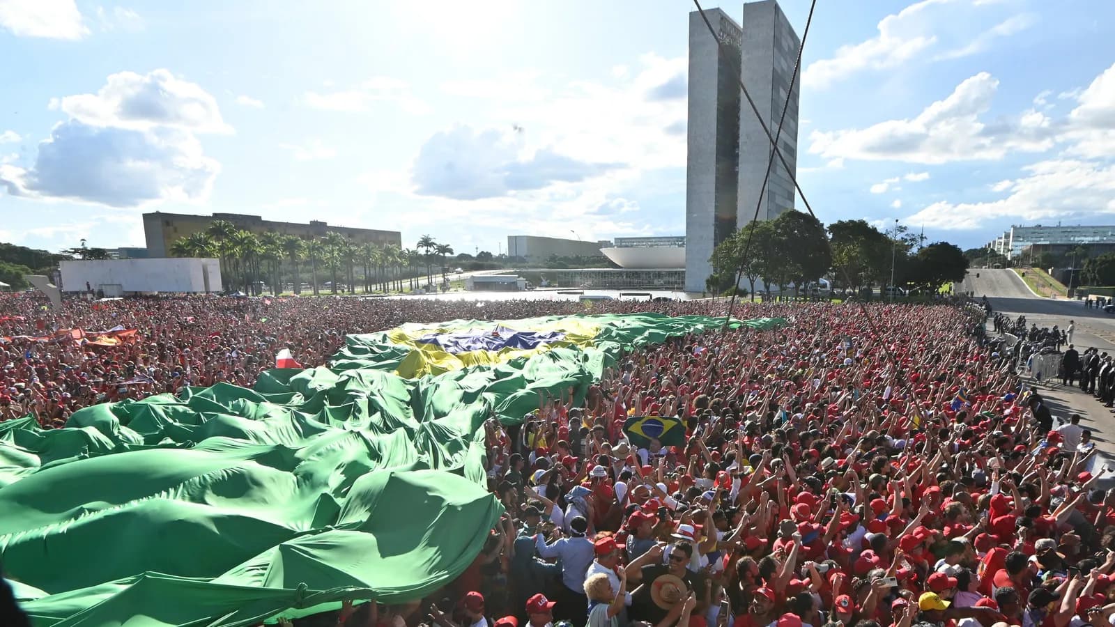 Multidão acompanha discurso de posse de Lula em 2023, em Brasília (foto de arquivo)