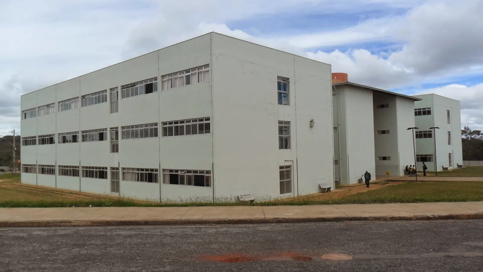 Prédio do campus da UFVJM em Diamantina, com estudantes ao redor