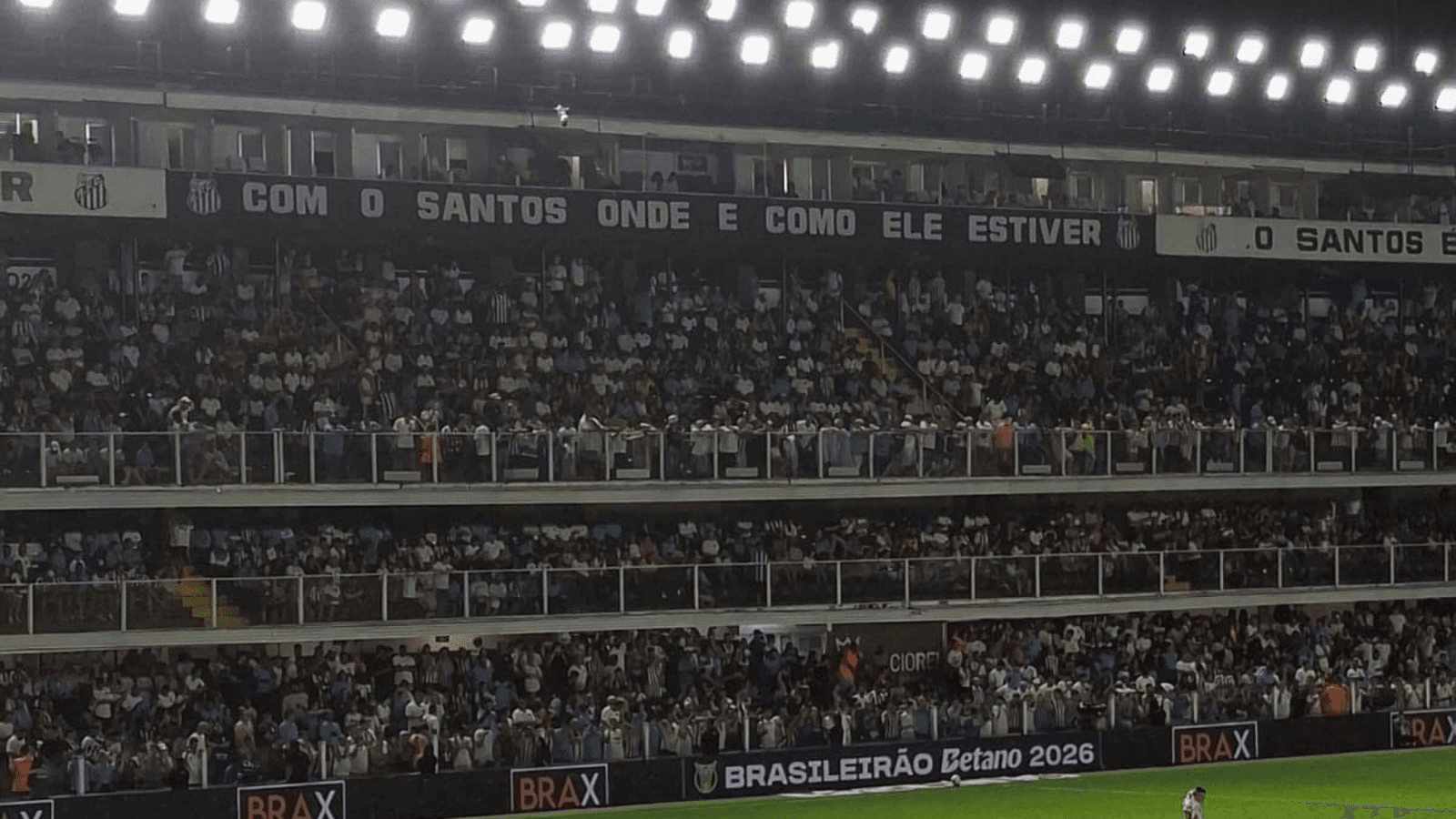 Torcida lotando a arquibancada da Vila Belmiro em jogo do Santos pelo Brasileirão 2026
