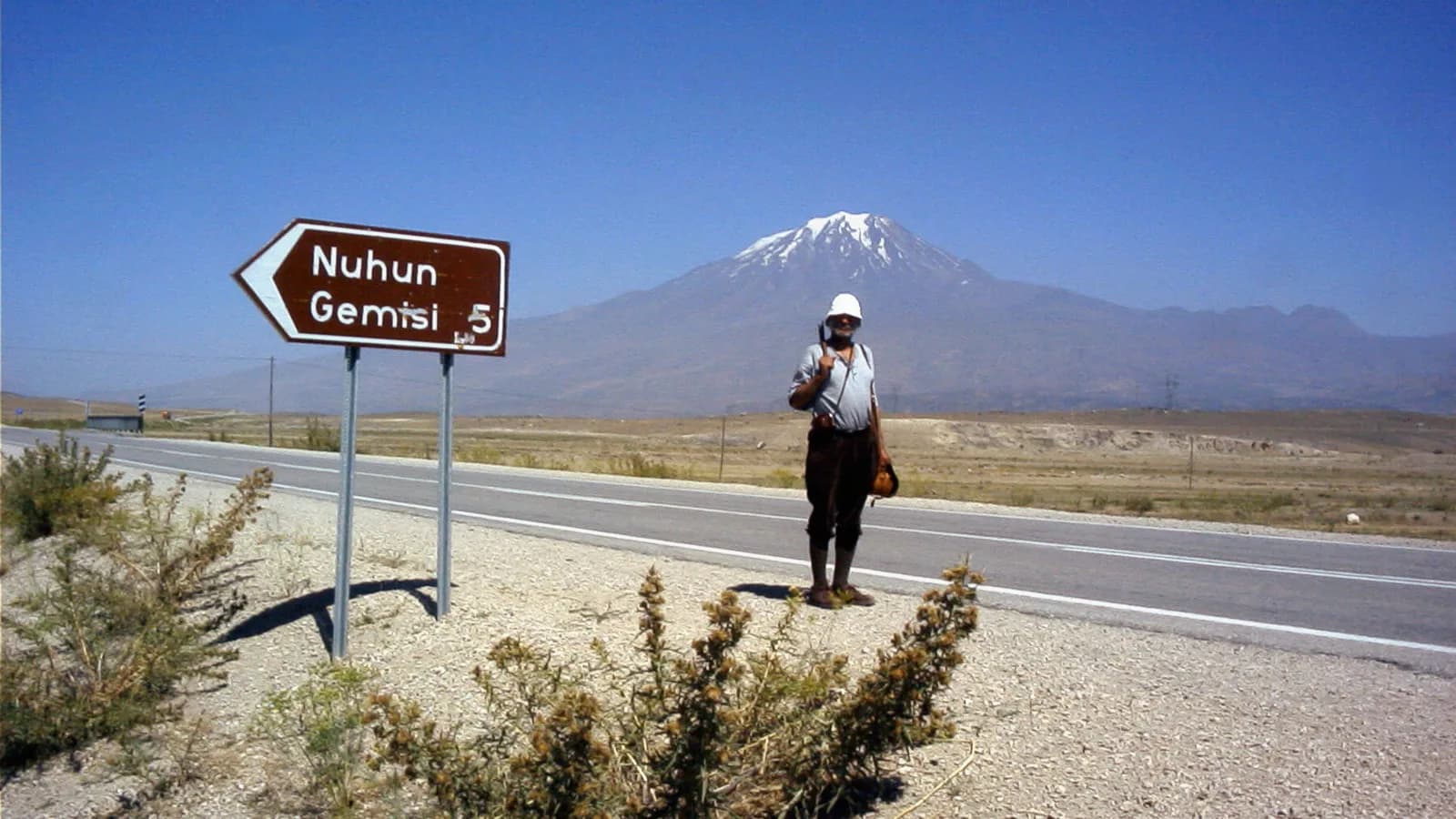Placa de estrada indicando o sítio turístico Nuhun Gemisi (Arca de Noé, em turco), com o Monte Ararat ao fundo