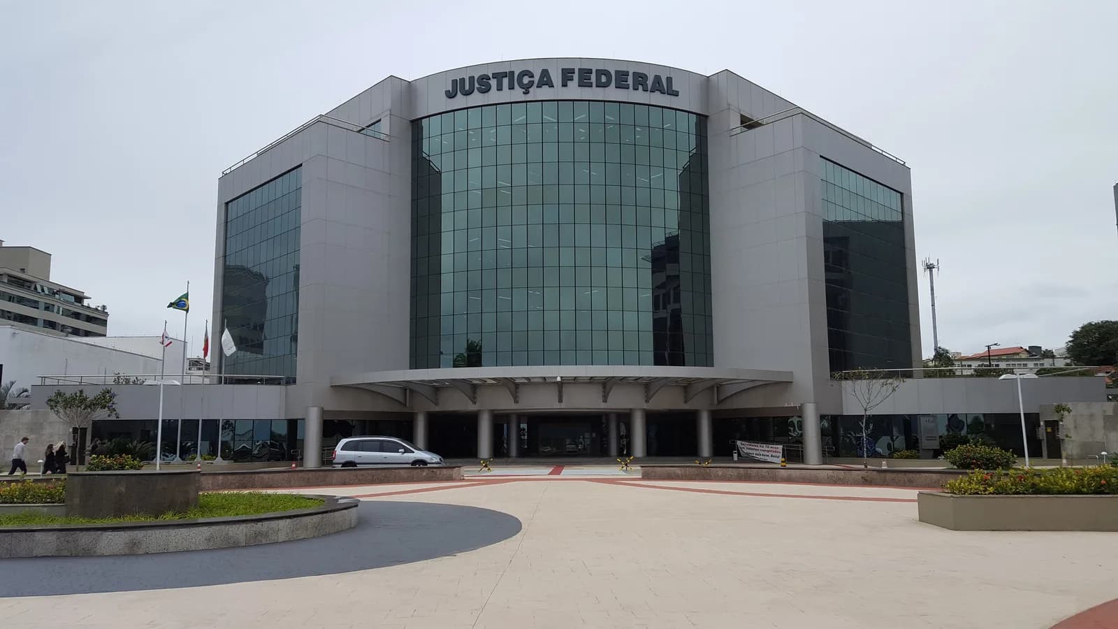 Fachada de prédio da Justiça Federal, com bandeiras hasteadas na entrada