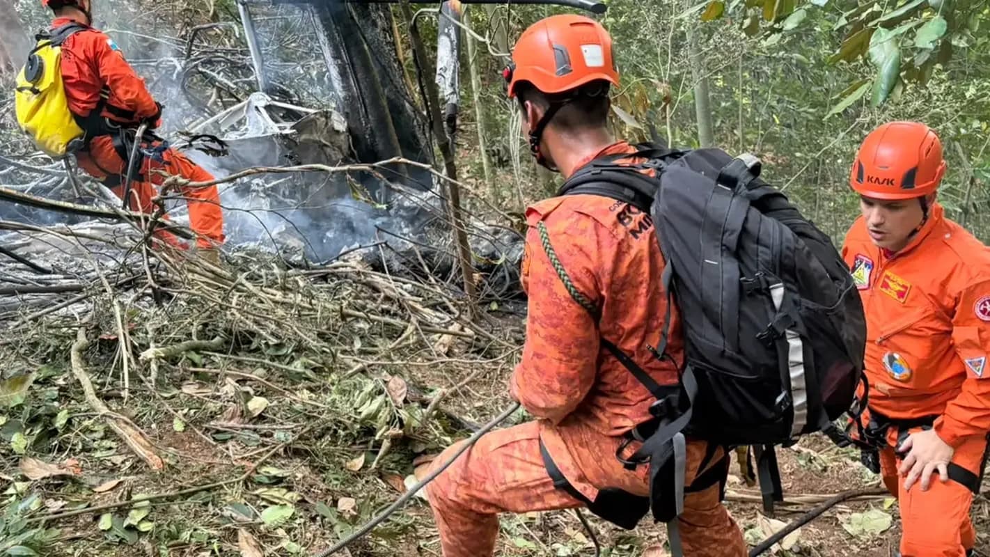 Bombeiros militares em ação durante operação de resgate, usando capacete e uniforme laranja (foto de arquivo ilustrativa)
