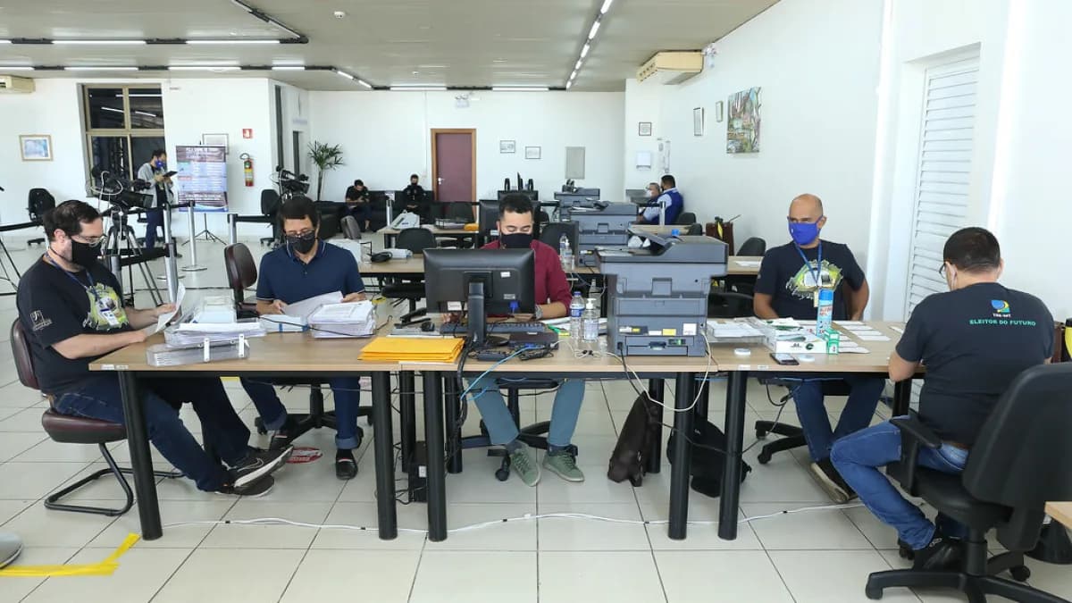 Servidores eleitorais conferem urna eletrônica durante teste de integridade